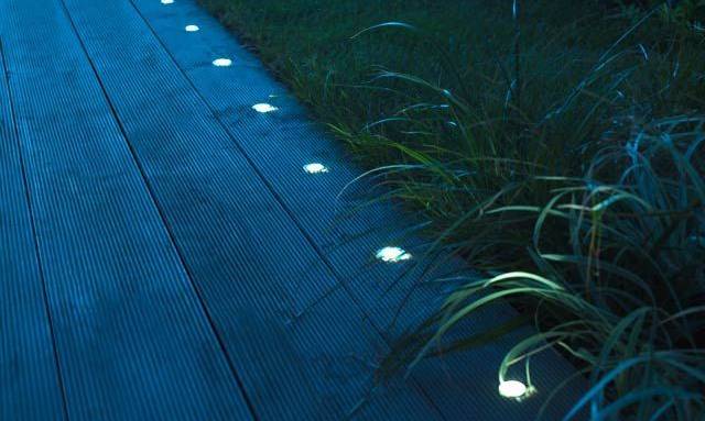 éclairage allée jardin balises solaires incrustées