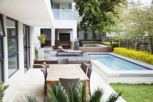 aménager une terrasse avec piscine - La Maison Des Travaux  