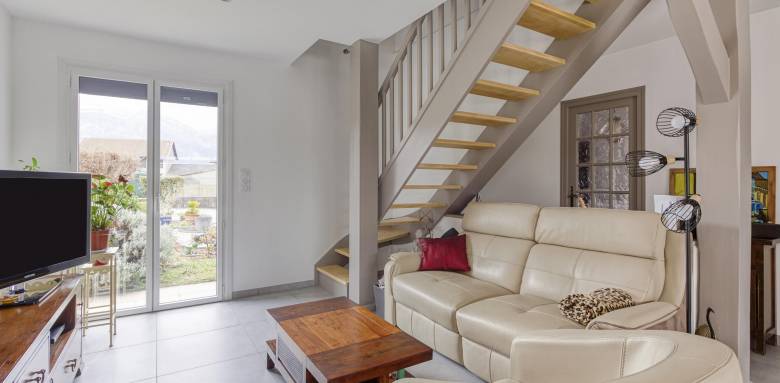 Bois peint en escalier sans contremarches, pour plus de modernité et un visuel moins chargé