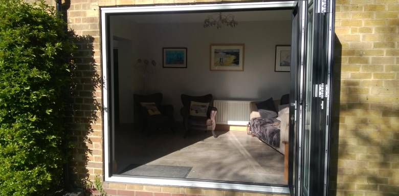 Baie vitrée percée dans un mur aveugle