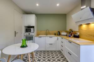 Belle cuisine blanc, bois et olive, originale et et pratique, dans le Grésivaudan