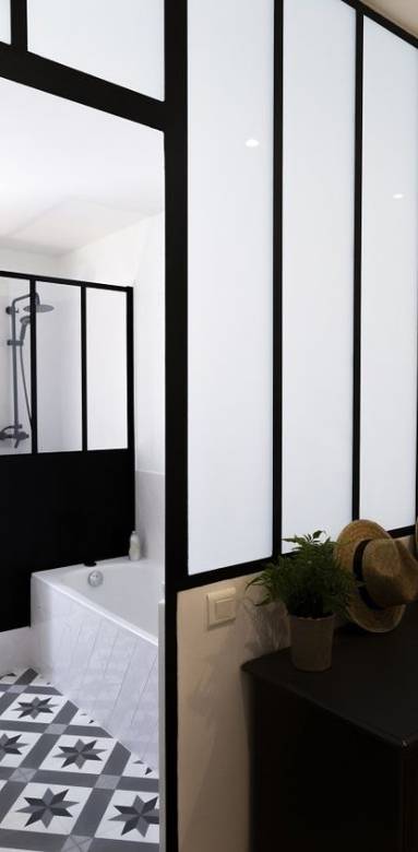 verrière fixe à panneaux de verre translucide dans la salle de bain - Hyères 83