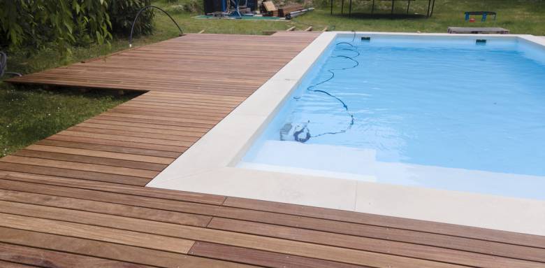 Plage de piscine bois avec margelles PVC