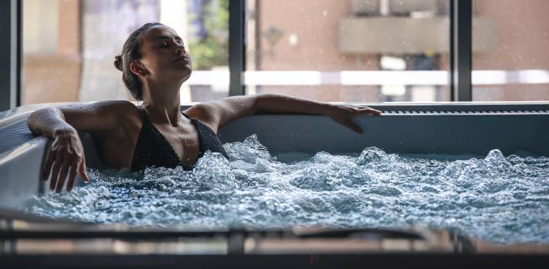 Installation d'un bain à remous à l'intérieur dans une extension de maison - Valence 26