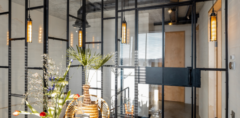 Sépartion bureau avec un everrière d'atelier