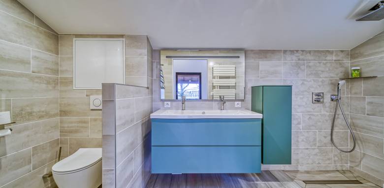 Une colonne de rangement assortie au meuble vasque.