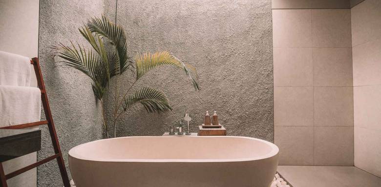 Une salle de bain avec un mur en pierre