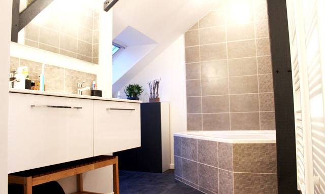 Salle de bain avec habillage PVC décor pierre naturelle