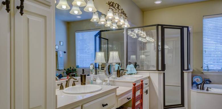 4 façons d’utiliser la verrière dans une salle de bain 