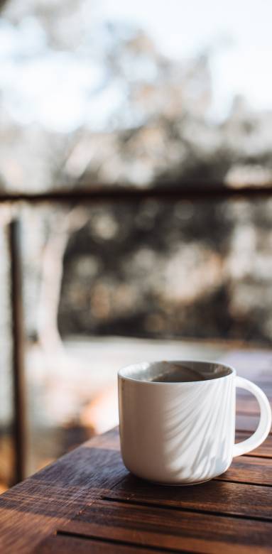 café et repos sur une terrasse en bois