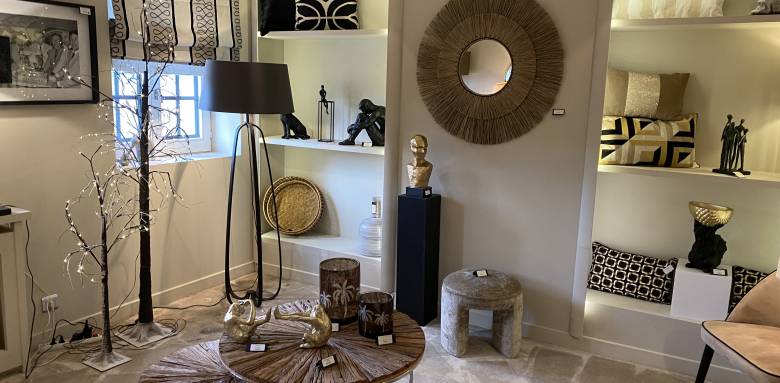 Matières et objets de décoration sont exprimés