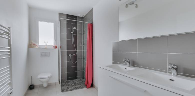 Revêtement mural de salle de bain en peinture et faïence - Pornic 44