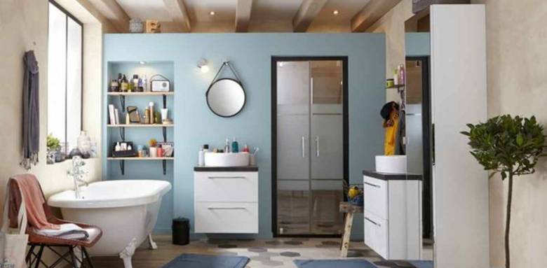 salle de bain familiale avec  espaces rangement