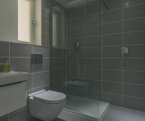 Poser du carrelage dans la salle de bain à Craponne