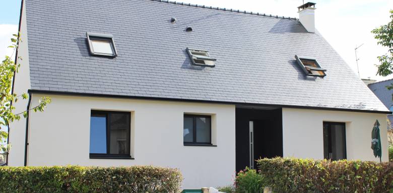 Pose de fenêtre de toit Velux et sa nouvelle couverture en ardoises - Nantes 44