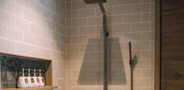 niche murale dans une douche