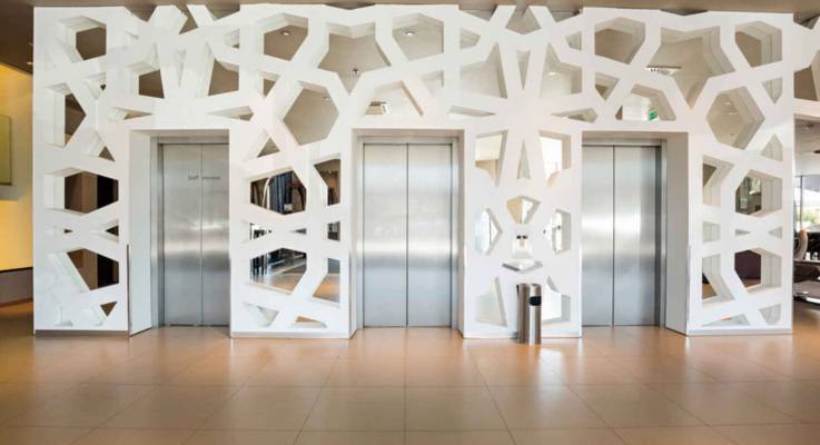 Ascenseur d'hôtel - Prévoir des dimensions suffisantes pour les PMR