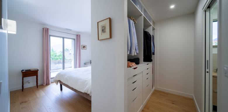 Un coin dressing créé de toute pièce entre la chambre et la salle de bain