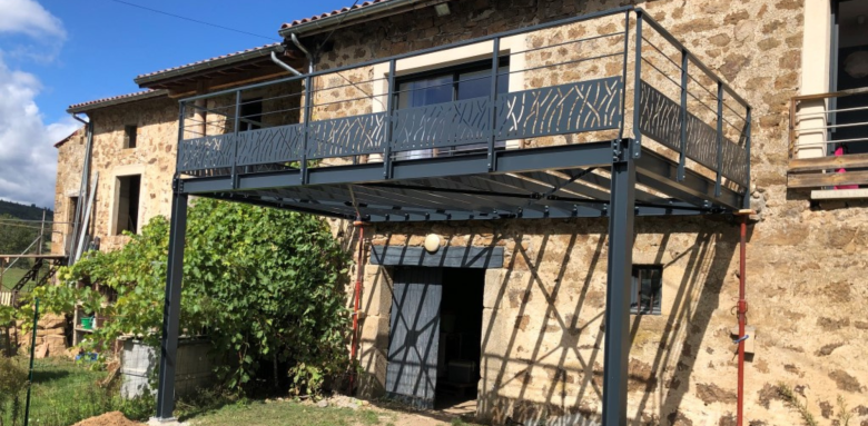 une terrasse métallique suspendue