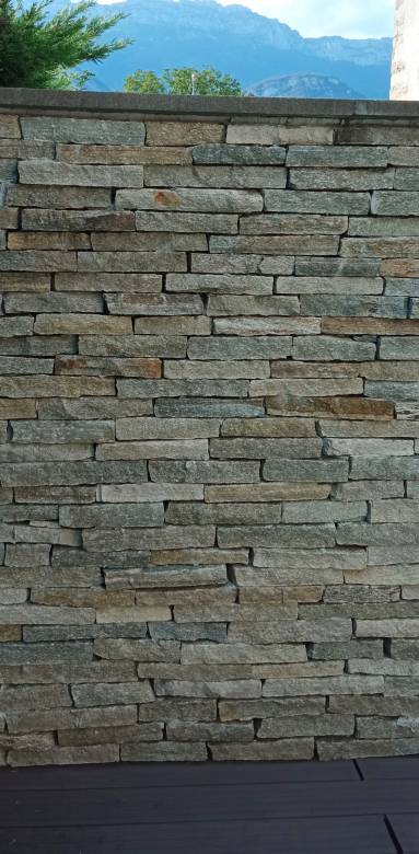 Mur en parpaing, recouvert d'un parement de pierre, dans le Grésivaudan 