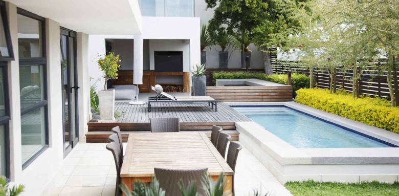 aménager une terrasse avec piscine - La Maison Des Travaux  