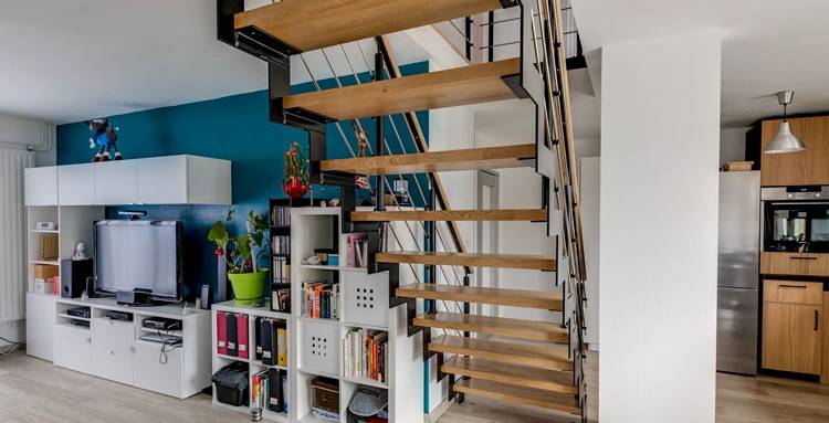 Escalier ouvert bois et acier central en maison contemporaine