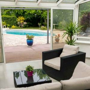 Véranda au bord d'une piscine