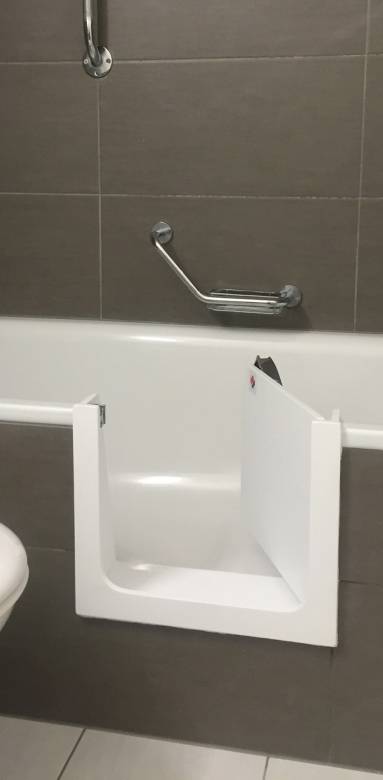 Baignoire avec découpe pour accès direct