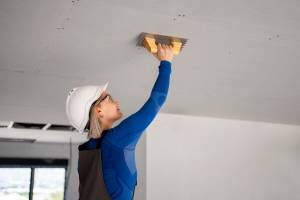 Fissures au plafond,souvent signe de problèmes structurels ou d'humidité.