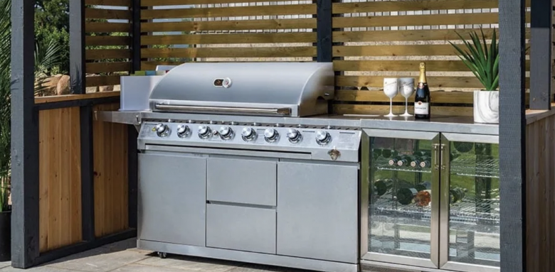 Très belle cuisine extérieure, avec barbecue plancha intégrée