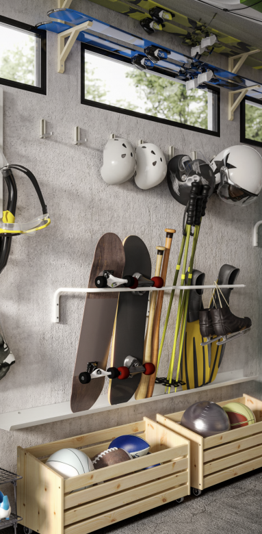 Des crochets, des patères, des caisses à roulettes pour le coin "sport" du garage