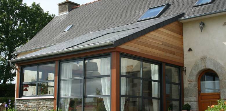 Extension de maison avec toiture en pente ardoise