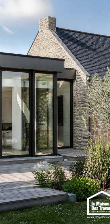 Comparaison architecturale entre une extension et une surélévation de maison
