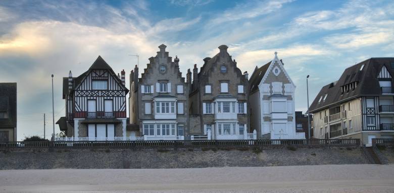 Maisons sur le front de mer de Cabourg (Normandie)
