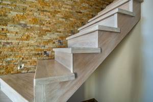 Escalier moderne en pierre béton