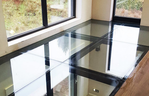 Plancher en verre noir