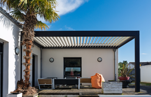 Pergola bioclimatique à lames orientables : une protection solaire efficace pour profiter de sa terrasse tout en maîtrisant l’apport de lumière et de chaleur.