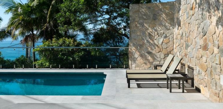 Plage de piscine en calcaire