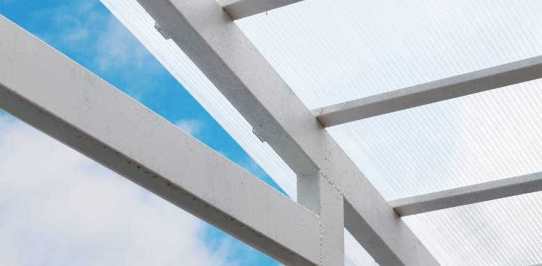Le polycarbonate pour le toit de la véranda.