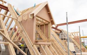 Une extension de maison avec une surélévation bois.