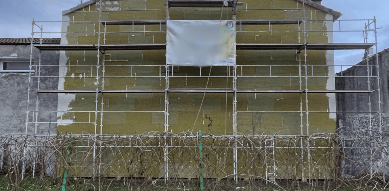 Travaux d'isolation thermique de façade en cours sur une maison - Valence 26