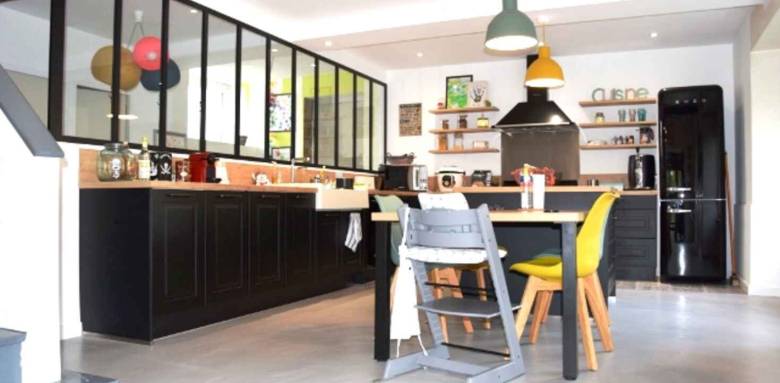 Cuisine semi-ouverte sur le salon avec verrière - Nantes 44