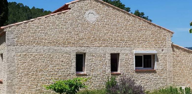 façade en pierre ancienne ferme