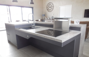 Cuisine : plan de travail ajustable en hauteur