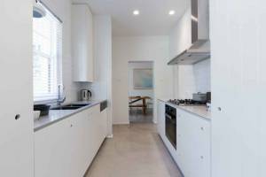 Aménager une cuisine couloir - La Maison Des Travaux Savigny-sur-Orge