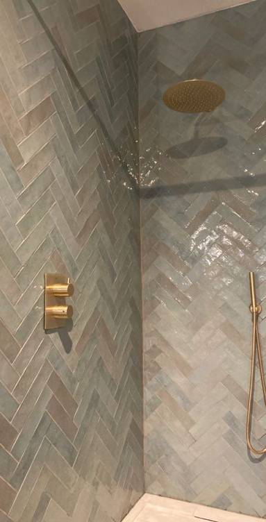 Zellige rectangulaire coloris beige/gris dans une SDB