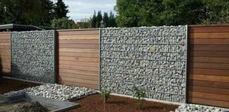 Clôture bois et cailloux