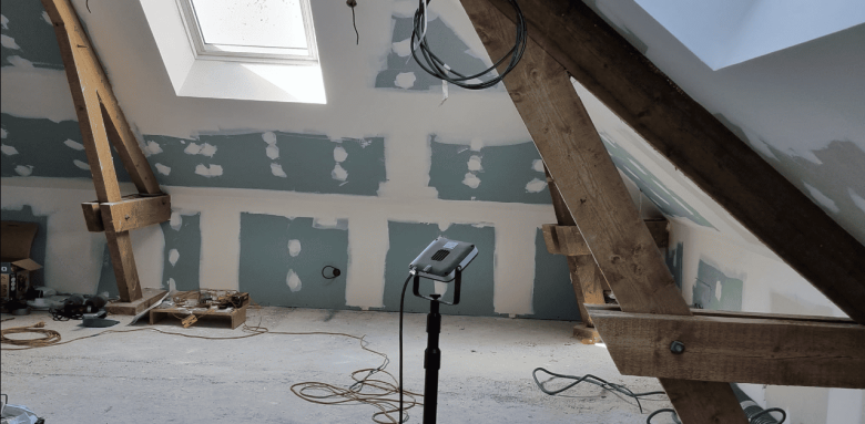 Travaux d'isolation des rampants en cours pour aménager les combles - Nantes 44