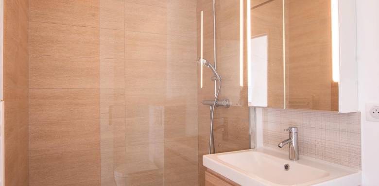Une salle de bain moderne lumineuse - Le Chesnay