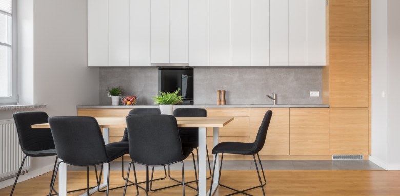 Cuisine ouverte avec une table pour manger